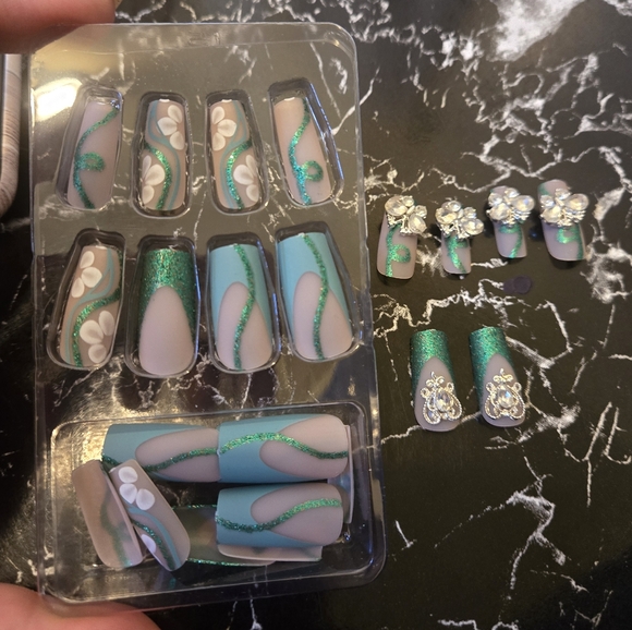 🍒🍒 Green Butterfly Press On Nails - Picture 4 of 6